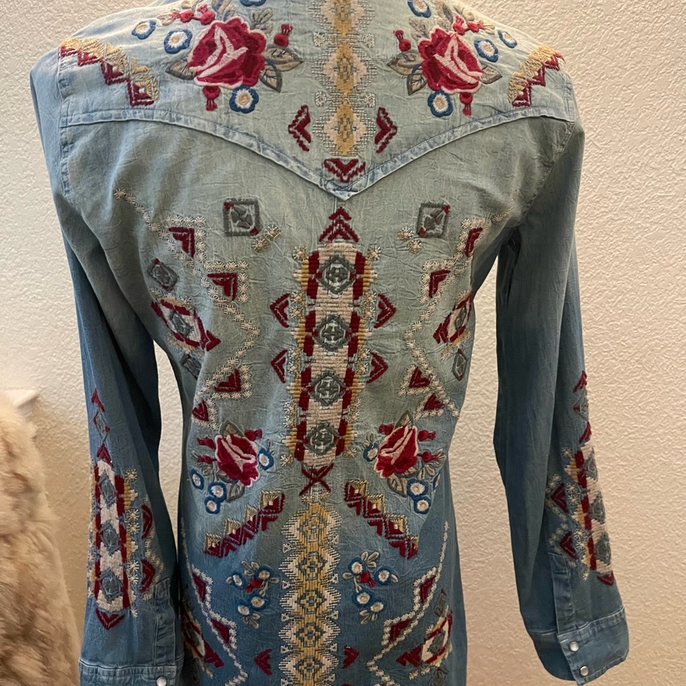Johnny Was Denim Blue Embroidered Shirtdress with Pearl Snap Closure - Sz S - Picture 5 of 9